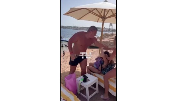 🤬 - Русские орки напали на украинку и ее дочь в Египте Им не понравилось, что наши украинки заняли шезлонг возле них. П...